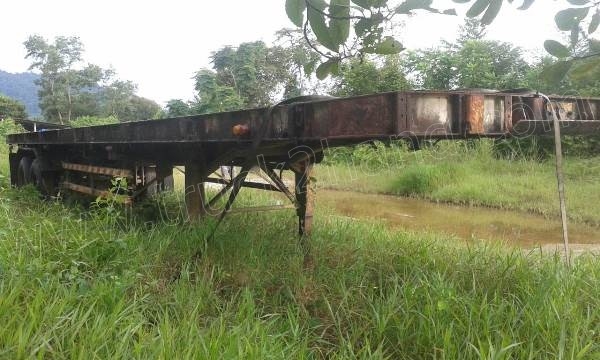 หางพ่วงเทเลอร์พื้นเรียบ 2 เพลาสามมิตร