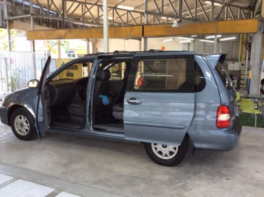 ขายรถครอบครัว kia carnival 2.4 GS ปี01 เครื่องเดิม 2.4 เกียร์ออโต้ ติดแก๊ส lpg ระบบหัวฉีด ถังโดนัท ภายในสวยมาก สะอาดใหม่ๆ ไฟฟ้าทั้งคัน เบาะปรับไฟฟ้า พวงมาลัยมัลติฟังก์ชั่น ลายไม้สวยๆรอบคัน จอหน้า-จอเพดานหลัง ตัวถังสวยมาก สีสวยมาก เครื่อง+เกียร์ทำมาใหม่ รถ