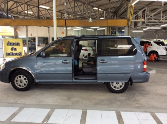 ขายรถครอบครัว kia carnival 2.4 GS ปี01 เครื่องเดิม 2.4 เกียร์ออโต้ ติดแก๊ส lpg ระบบหัวฉีด ถังโดนัท ภายในสวยมาก สะอาดใหม่ๆ ไฟฟ้าทั้งคัน เบาะปรับไฟฟ้า พวงมาลัยมัลติฟังก์ชั่น ลายไม้สวยๆรอบคัน จอหน้า-จอเพดานหลัง ตัวถังสวยมาก สีสวยมาก เครื่อง+เกียร์ทำมาใหม่ รถ