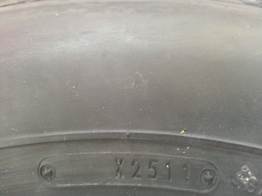 ยางขอบ15 235/70/15 ดันล็อป ปี11 ดอกเต็มไม่มีแตกลายงาสภาพตามรูปไม่มีปะ