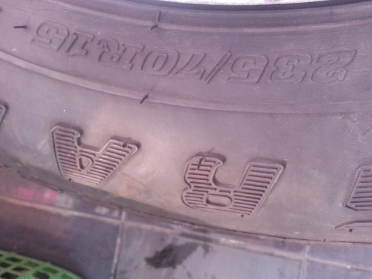 ยางขอบ15 235/70/15 ดันล็อป ปี11 ดอกเต็มไม่มีแตกลายงาสภาพตามรูปไม่มีปะ