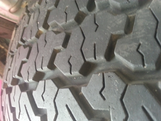 ยางขอบ15 235/70/15 ดันล็อป ปี11 ดอกเต็มไม่มีแตกลายงาสภาพตามรูปไม่มีปะ
