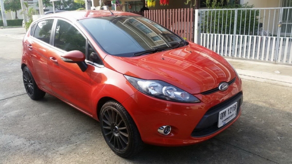 FORD FIESTA 1.6 5 ประตู ปี 2011 มือเดียวออกห้าง เช็คศูนย์ตลอด รถบ้านใช้เอง แก็ส LPG หัวฉีดถังโดนัท ยางใหม่ ล้อ MAX สวยๆ รถสวยจัดๆ ไม่มีชนหนัก 100 \% เครื่อง ช่วงล่างสภาพสมบูรณ์ ภายในสะอาด สีสวย รถพร้อมใช้งาน จัดไฟแนนได้
