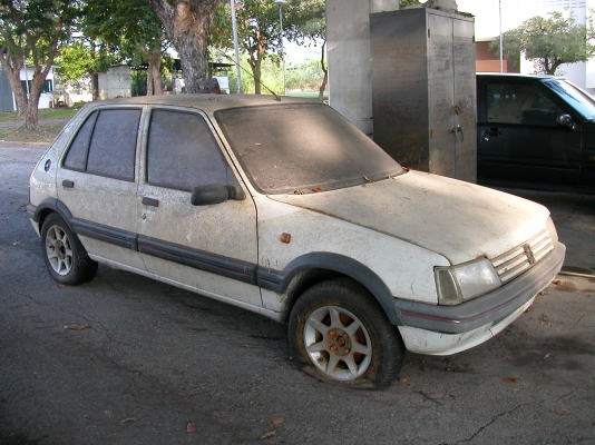 รถเปอโยต์ 204 จมน้ำท่วม แต่สภาพยังครบๆ เดิมๆ เอาไปปั้นต่อหรือทำอะไหล่ (ติดต่อคุณโชค 086-663-6211)