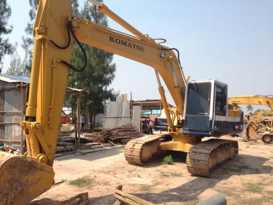 Komatsu PC200-3 เดิม ๆ สีใหม่ ปั้มใหม่ ช่วงล่างเต็ม แอร์เย็น เอกสารเล่ม