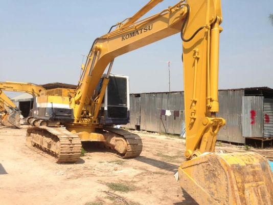 Komatsu PC200-3 เดิม ๆ สีใหม่ ปั้มใหม่ ช่วงล่างเต็ม แอร์เย็น เอกสารเล่ม