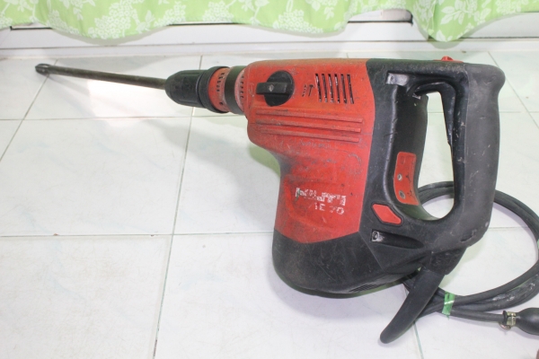 สกัดคอนกรีตคุณภาพสูง ยี่ห้อ ฮิลติ รุ่นTE70 สภาพพร้อมใช้งานครับ สกัดคอนกรีตคุณภาพสูง ยี่ห้อ ฮิลติ รุ่นTE70 สภาพพร้อมใช้งานครับ