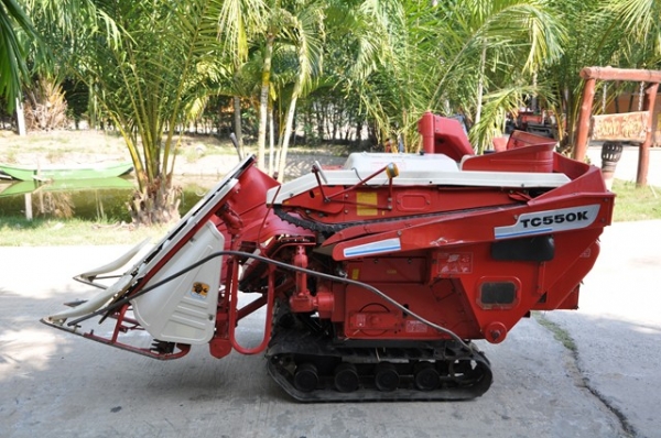 ขายรถเกี่ยวนวดข้าวนาดำ YANMAR TC550K