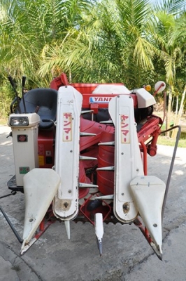 ขายรถเกี่ยวนวดข้าวนาดำ YANMAR TC550K