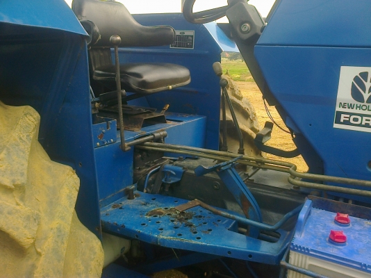 ขายรถไถFORD รุ่น6640สองเพลาคานหน้าคาลาโล่มีทะเบียนสนใจ0810076640