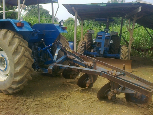 ขายรถไถFORD รุ่น6640สองเพลาคานหน้าคาลาโล่มีทะเบียนสนใจ0810076640