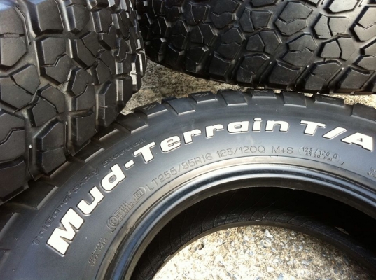 ขายยาง BF Goodrich Mud-terrain KM2 ขนาด 255 85 r16 สวยๆ ขายยาง BF Goodrich Mud-terrain KM2 ขนาด 255 85 r16 สวยๆ