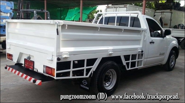 นิสสัน นาวาร่า สีขาวป้ายแดง กระบะเหล็กลอยพื้นเรียบ หนา2.2 มิล แผงข้างเปิดได้ 3 ด้านความสูงของแผงข้างและแผงท้าย 50 ซ.คับ