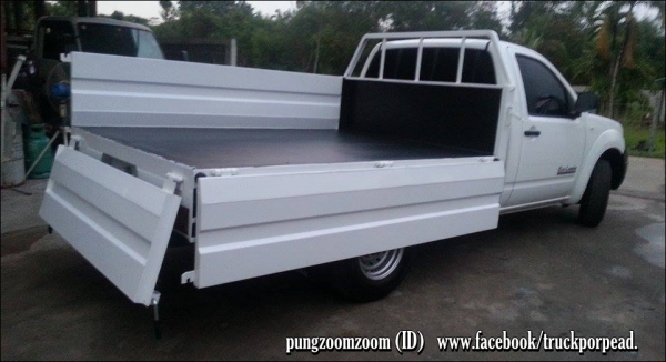 นิสสัน นาวาร่า สีขาวป้ายแดง กระบะเหล็กลอยพื้นเรียบ หนา2.2 มิล แผงข้างเปิดได้ 3 ด้านความสูงของแผงข้างและแผงท้าย 50 ซ.คับ