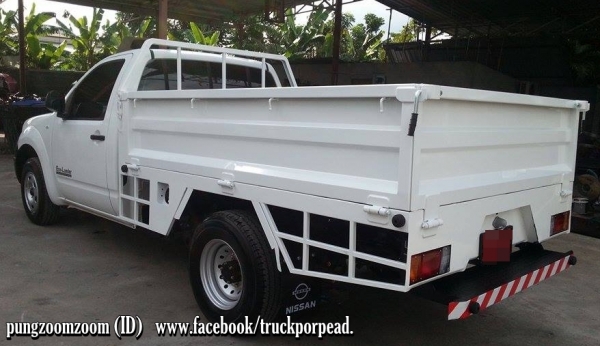 นิสสัน นาวาร่า สีขาวป้ายแดง กระบะเหล็กลอยพื้นเรียบ หนา2.2 มิล แผงข้างเปิดได้ 3 ด้านความสูงของแผงข้างและแผงท้าย 50 ซ.คับ