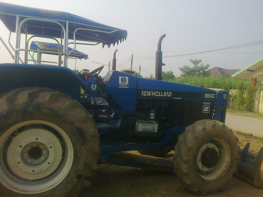 ขาย6640  สองเพลาคานหน้าNEWHOLLANDไม่มีทะเบียนสนใจ0810076640