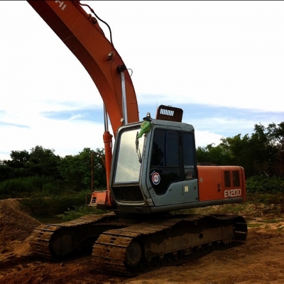 รถขุด ยี่ห้อ HITACHI รุ่น EX200-2 สภาพดีมาก โทร.0895580800