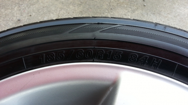 ล้อ vios ขอบ15พร้อมยาง YOKOHAMA Made in japan  185-50R15 ปี12