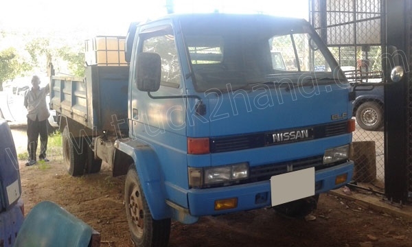 รถบรรทุก 6 ล้อ NISSAN เปลี่ยนหัวเป็น ISUZU รถดั้มพ์ติดเครน รถบรรทุก 6 ล้อ NISSAN เปลี่ยนหัวเป็น ISUZU รถดั้มพ์ติดเครน