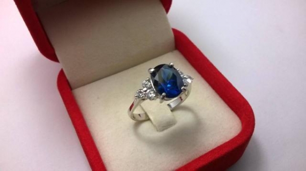 แหวนเงินหญิงพลอยไพลิน