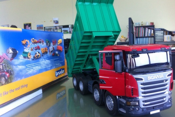 ขาย โมเดลรถบรรทุก Bruder scania