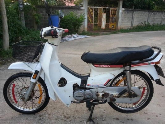 ดรีมคุรุสภาสีขาวลายแดงราคาถูก7800บาท