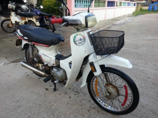 ดรีมคุรุสภาสีขาวลายแดงราคาถูก7800บาท