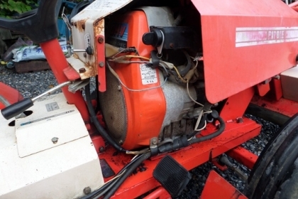 ขาย รถตัดหญ้า RB131  เครื่อง OREC GH 400 9.56 KW (13.0 PH ) แบบนั่งขับ เดินหน้า 3 เกียร์ ถอยหลัง 1 เกียร์ ใบตัดยกไฮโดรลิค สตาร์ทไฟฟ้า ราคา 65,000