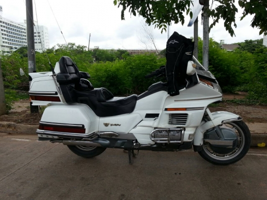 ขาย honda goldwing 1500 ทะเบียน สวยๆเดิมๆครับสีขาว สีเดิม สภาพดี เครื่องสมบูรณ์ อุปกรณ์ทุกอย่างใช้งานได้ดี เครื่องสมบูรณ์ ระบบไฟสมบูรณ์ทุกจุด พร้อมออกทริปกันยาวๆครับ ราคา 250,000 บาท