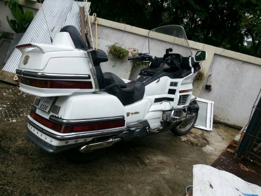 ขาย honda goldwing 1500 ทะเบียน สวยๆเดิมๆครับสีขาว สีเดิม สภาพดี เครื่องสมบูรณ์ อุปกรณ์ทุกอย่างใช้งานได้ดี เครื่องสมบูรณ์ ระบบไฟสมบูรณ์ทุกจุด พร้อมออกทริปกันยาวๆครับ ราคา 250,000 บาท