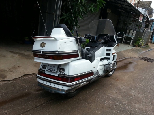 ขาย honda goldwing 1500 ทะเบียน สวยๆเดิมๆครับสีขาว สีเดิม สภาพดี เครื่องสมบูรณ์ อุปกรณ์ทุกอย่างใช้งานได้ดี เครื่องสมบูรณ์ ระบบไฟสมบูรณ์ทุกจุด พร้อมออกทริปกันยาวๆครับ ราคา 250,000 บาท