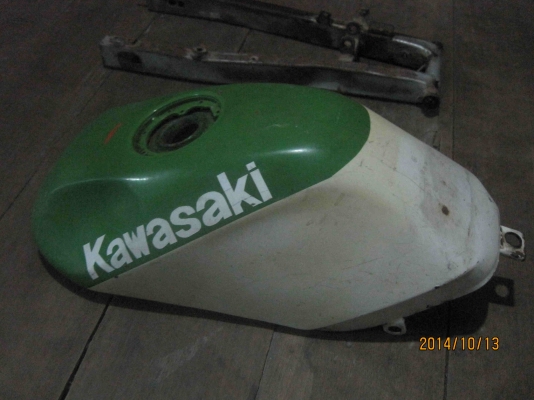 โล๊ะขายถูกๆ-ถังน้ำมัน Kawasaki Serpico ฝาเรียบ ไม่บุบไม่ผุไม่หนิม 500(รวมส่ง)