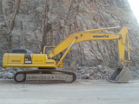 ขาย KOMATSU PC 300-8 พร้อมงานประจำในโรงโม่หิน