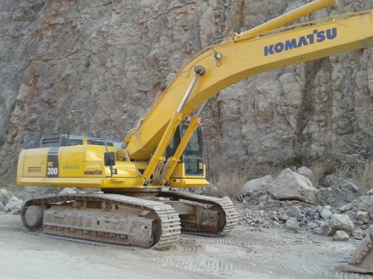 ขาย KOMATSU PC 300-8 พร้อมงานประจำในโรงโม่หิน