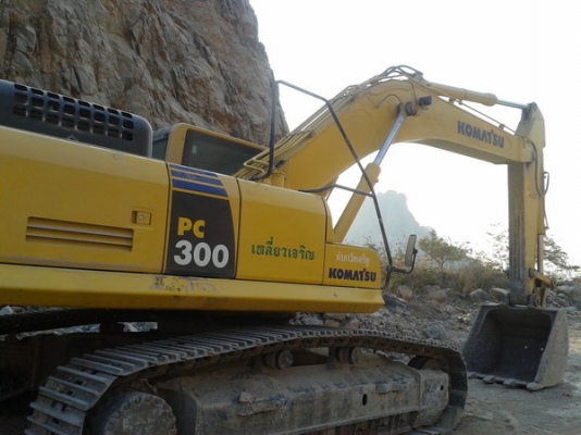ขาย KOMATSU PC 300-8 พร้อมงานประจำในโรงโม่หิน