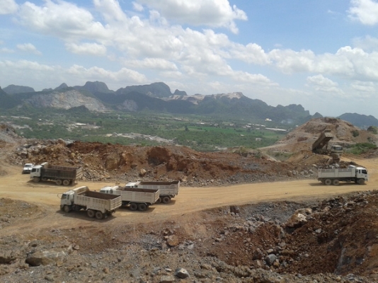 ขาย KOMATSU PC 300-8 พร้อมงานประจำในโรงโม่หิน ขาย KOMATSU PC 300-8 พร้อมงานประจำในโรงโม่หิน
