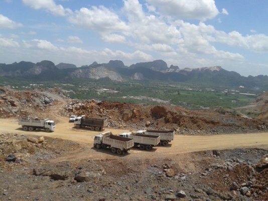ขาย KOMATSU PC 300-8 พร้อมงานประจำในโรงโม่หิน