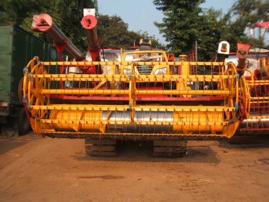 ขายรถเกี่ยวข้าว ศักดิ์พัฒนา อุ้ม 2 ตัน เครื่องยนต์ มิตซู 6D17 210 แรงม้า ตัวเดินโม่บิ๊ก 37