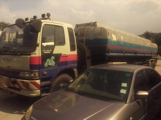 รถฮีโน่ 10 ล้อ บรรทุกน้ำมัน FM3M 240 แรงม้า. สนใจติดต่อ 081 - 6079515 รถฮีโน่ 10 ล้อ บรรทุกน้ำมัน FM3M 240 แรงม้า. สนใจติดต่อ 081 - 6079515