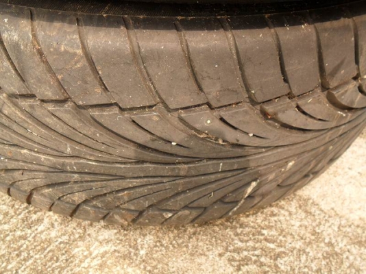 ขายยาง ขอบ17เก่าเก็บ  Champiroขนาด 205/40ขอบ17นิ้ว เส้นละ200บาท(มี 3 เส้น=500บ)