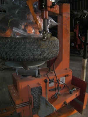 เครื่องถอดยางเก่าญี่ปุ่นขายตามสภาพใช้งานตามปกติยี่ห้อ coats ราคา 18,000บาท