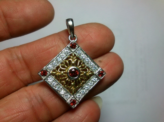 จี้เงินพลอยโกเมนล้อมเพชรรัสเซีย