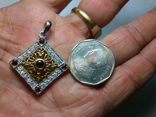 จี้เงินพลอยโกเมนล้อมเพชรรัสเซีย