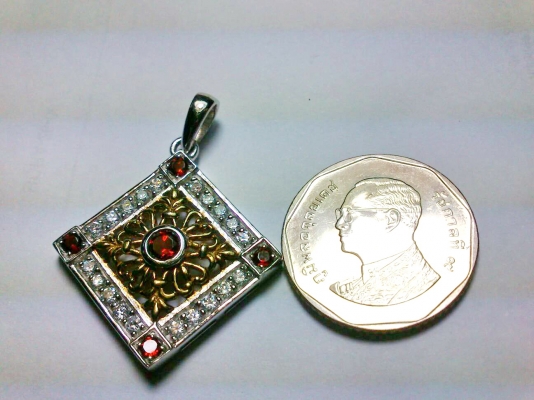 จี้เงินพลอยโกเมนล้อมเพชรรัสเซีย