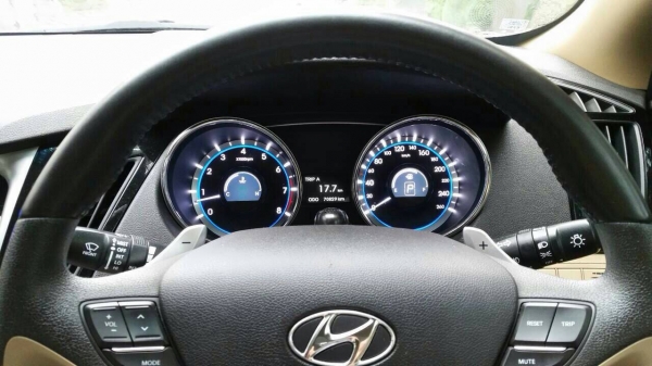 ขายรถ HYUNDAI SONATA SPORT 2.0 S วิ่ง 70,000 กิโล