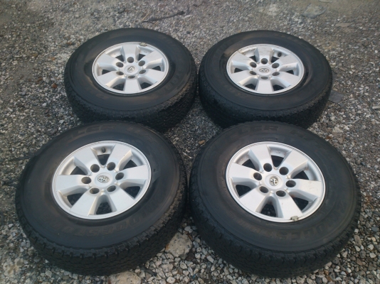 ขายแม็กพร้อมยางTOYOTA 6 รูขอบ15 ยาง255/70R15 ปี10 จำนวน 1 ชุด พร้อมน๊อตแท้ 24 ตัว