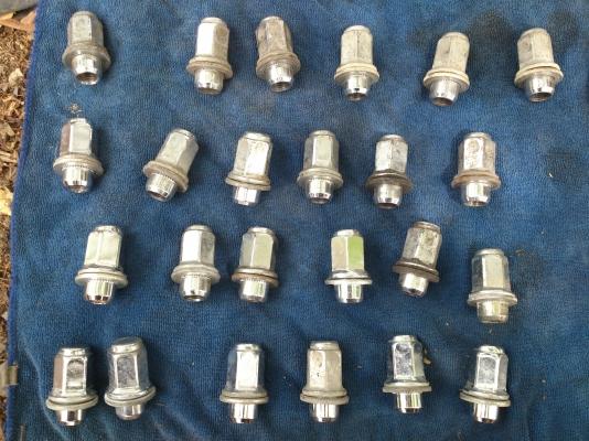 ขายแม็กพร้อมยางTOYOTA 6 รูขอบ15 ยาง255/70R15 ปี10 จำนวน 1 ชุด พร้อมน๊อตแท้ 24 ตัว