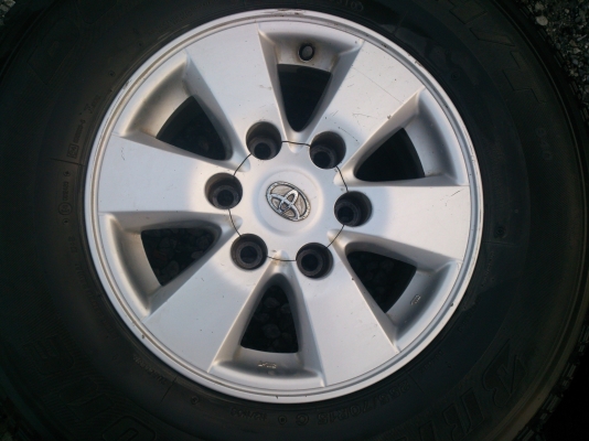 ขายแม็กพร้อมยางTOYOTA 6 รูขอบ15 ยาง255/70R15 ปี10 จำนวน 1 ชุด พร้อมน๊อตแท้ 24 ตัว