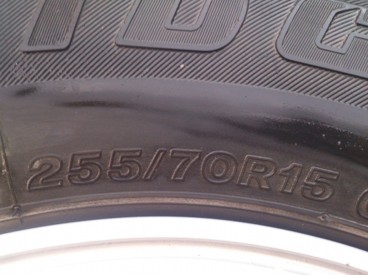 ขายแม็กพร้อมยางTOYOTA 6 รูขอบ15 ยาง255/70R15 ปี10 จำนวน 1 ชุด พร้อมน๊อตแท้ 24 ตัว