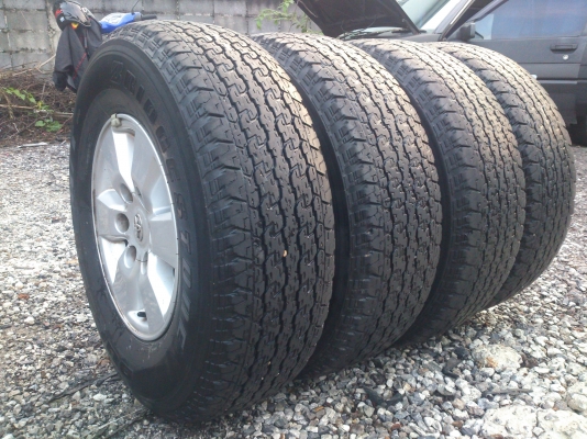 ขายแม็กพร้อมยางTOYOTA 6 รูขอบ15 ยาง255/70R15 ปี10 จำนวน 1 ชุด พร้อมน๊อตแท้ 24 ตัว